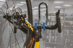 Force Držák kola na zeď za řídítka Fe, černý