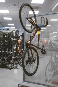 Force Držiak bicykla na stenu za riadidlá Fe, čierny