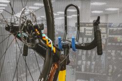 Force Držiak bicykla na stenu za riadidlá Fe, čierny