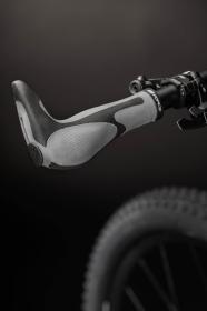 Force GEL s integrovanými rohmi 113mm, čierno-sivé madlá