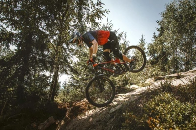 Force MTB MOUNT cihlový cyklistický dres + Force BLADE MTB černé cyklokraťasy