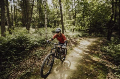 Force MTB MOUNT cihlový cyklistický dres + Force REBEL MTB černé cyklokraťasy bez vložky