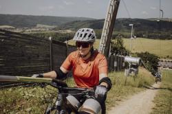 Force CORELLA MTB šedo-bílá cyklistická přilba
