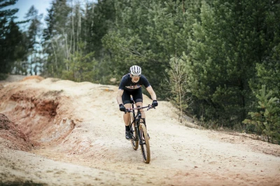 Force NEO VIVID bílo-černá cyklistická přilba