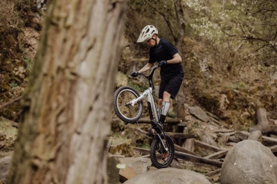 Force TRAIL MTB krémová přilba