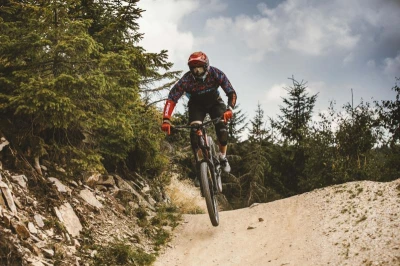 Force RECKLESS černo-červeno-modrý mtb dres - dl. rukáv + Force BLADE MTB červené šortky