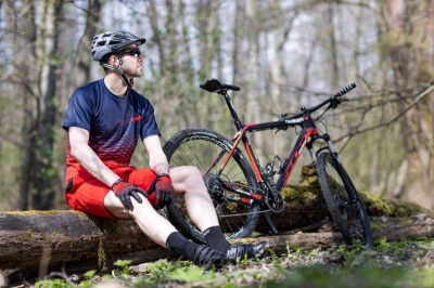 Force RECKLESS černo-červeno-modrý mtb dres - dl. rukáv + Force BLADE MTB červené šortky