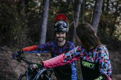 Force RECKLESS černo-červeno-modrý mtb dres + Force BLADE MTB černé cyklokraťasy