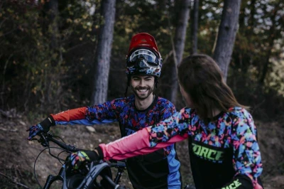 Force RECKLESS černo-červeno-modrý mtb dres + Force BLADE MTB černé cyklokraťasy