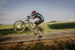 Force RECKLESS černo-červeno-modrý mtb dres + Force BLADE MTB černé cyklokraťasy
