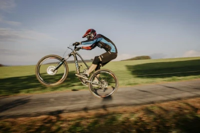 Force RECKLESS černo-červeno-modrý mtb dres + Force BLADE MTB černé cyklokraťasy