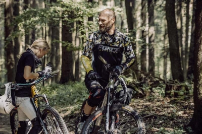 Force RECKLESS černo-žluto-šedý mtb dres - dl. rukáv + Force STORM šedo-fluo cyklokraťasy