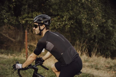 Force SWAY černý cyklodres - kr. rukáv + Force MOUNT MTB černé cyklokraťasy bez vložky