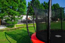 G21 Trampolína SpaceJump, 305 cm, červená, s ochrannou sítí + schůdky zdarma