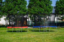 G21 Trampolína SpaceJump, 305 cm, červená, s ochrannou sítí + schůdky zdarma