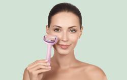 Geske MicroNeedle FaceBody Roller 9in1 růžové masážní zařízení na pleť a tělo