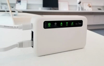 GL.iNet Puli GL-XE300-BAT bílý 4G router