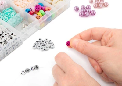 GRAFIX Navlékací korálky s přívěsky kreativní set výroba náramků v boxu plast