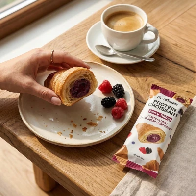 GymBeam Proteinový croissant s příchutí lesních plodů 50 g