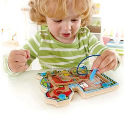 Hape DŘEVO Baby labyrint kuličkový mašinka s magnetickou hůlkou