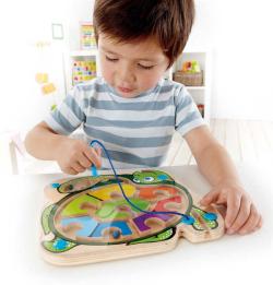 Hape DŘEVO Baby labyrint kuličkový želva s magnetickou hůlkou pro miminko