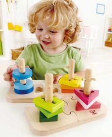 Hape DŘEVO Baby puzzle kreativní navlékací na tyčce (dřevěná hračka)