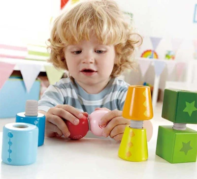 Hape DŘEVO Baby tvary šroubovací (dřevěná hračka)