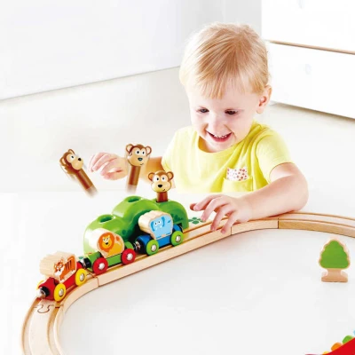 Hape DŘEVO Baby vláčkodráha s xylofonem a opičkami 19 dílků
