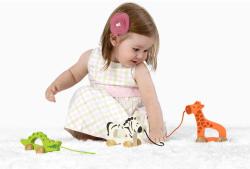 Hape DŘEVO Baby žirafa tahací 15cm pro miminko (dřevěná hračka)