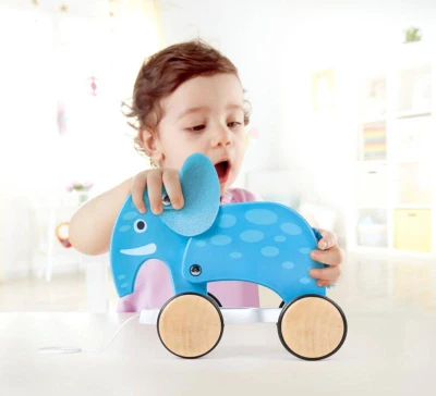 Hape DREVO Sloník baby ťahací na kolieskach (drevená hračka)