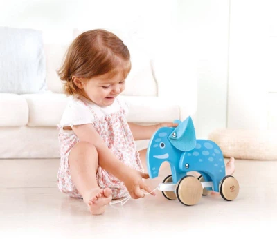 Hape DREVO Sloník baby ťahací na kolieskach (drevená hračka)