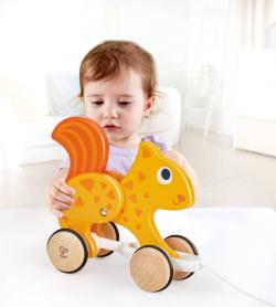 Hape DŘEVO Veverka baby tahací na kolečkách (dřevěná hračka)