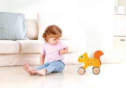 Hape DŘEVO Veverka baby tahací na kolečkách (dřevěná hračka)