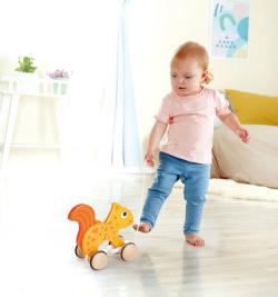 Hape DŘEVO Veverka baby tahací na kolečkách (dřevěná hračka)