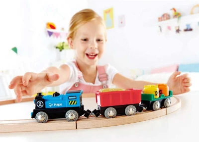 Hape DŘEVO Vláček nákladní set mašinka + 2 vagonky na baterie Světlo
