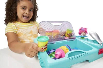 Hasbro PLAY-DOH Kreativní sada na cesty modelína 10 kelímků s doplňky