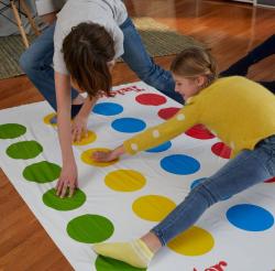 Hasbro TWISTER hra CZ, SK (společenská hra)