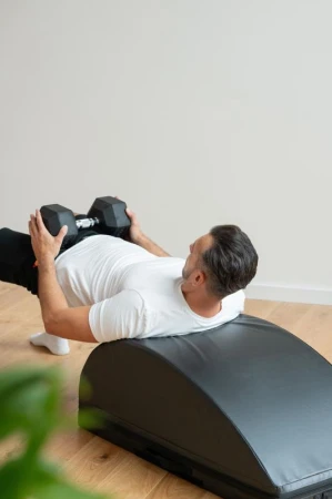 Hip Thrust černá ergonomická cvičební lavice na hýžďové svaly