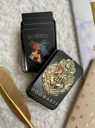 Hra karty hrací Harry Potter Bradavice v plechové krabičce dárkové balení