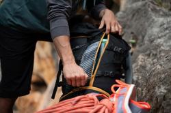 Husky Capture 40l black turistický batoh + sleva 200,- na příslušenství