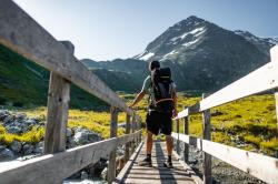 Husky Capture 40l magenta turistický batoh + sleva 200,- na příslušenství