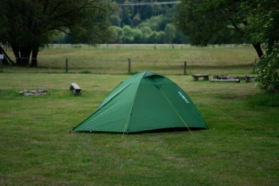 Husky Beast 3 dark green lehký turistický stan pro 3 osoby