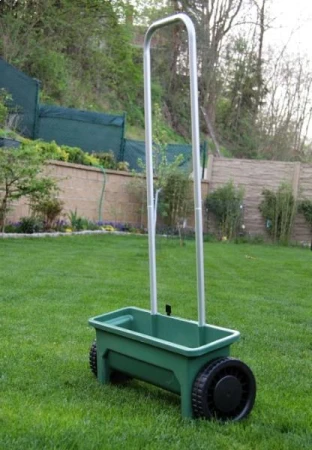 IQ Garden Rozmetací posypový vozík na hnojivo 12l IQ Garden Rozmetací posypový vozík na hnojivo 12l