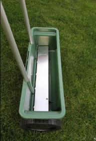 IQ Garden Rozmetací posypový vozík na hnojivo 12l