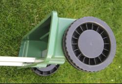 IQ Garden Rozmetací posypový vozík na hnojivo 12l