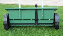 IQ Garden Rozmetací posypový vozík na hnojivo 12l