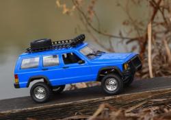 IQ models JEEP CHEROKEE 1/12 4x4 modrý IQ models JEEP CHEROKEE 1/12 4x4 modrý
