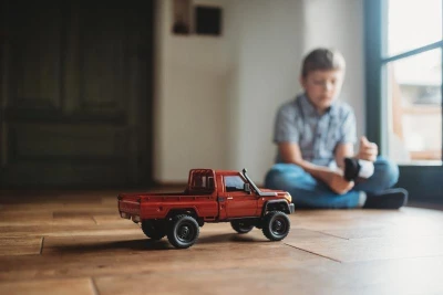 IQ models Land Cruiser Toyota červené RC auto 1/12