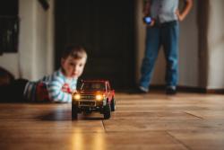 IQ models RC Land Cruiser TOYOTA červená + náhradní akumulátor