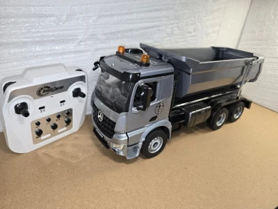 RC sklápěč Mercedes-Benz Arocs 1:20 šedá